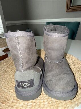 UGG Kids Short Gray Suede Shearling Boots mint condition size 10